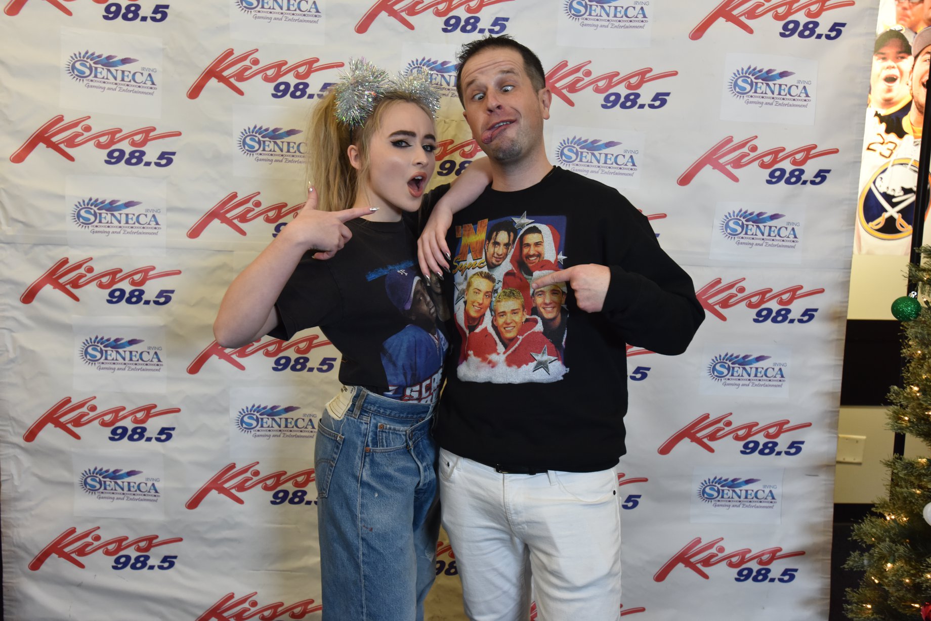 985-kissmas_012.jpg 985-kissmas_012.jpg