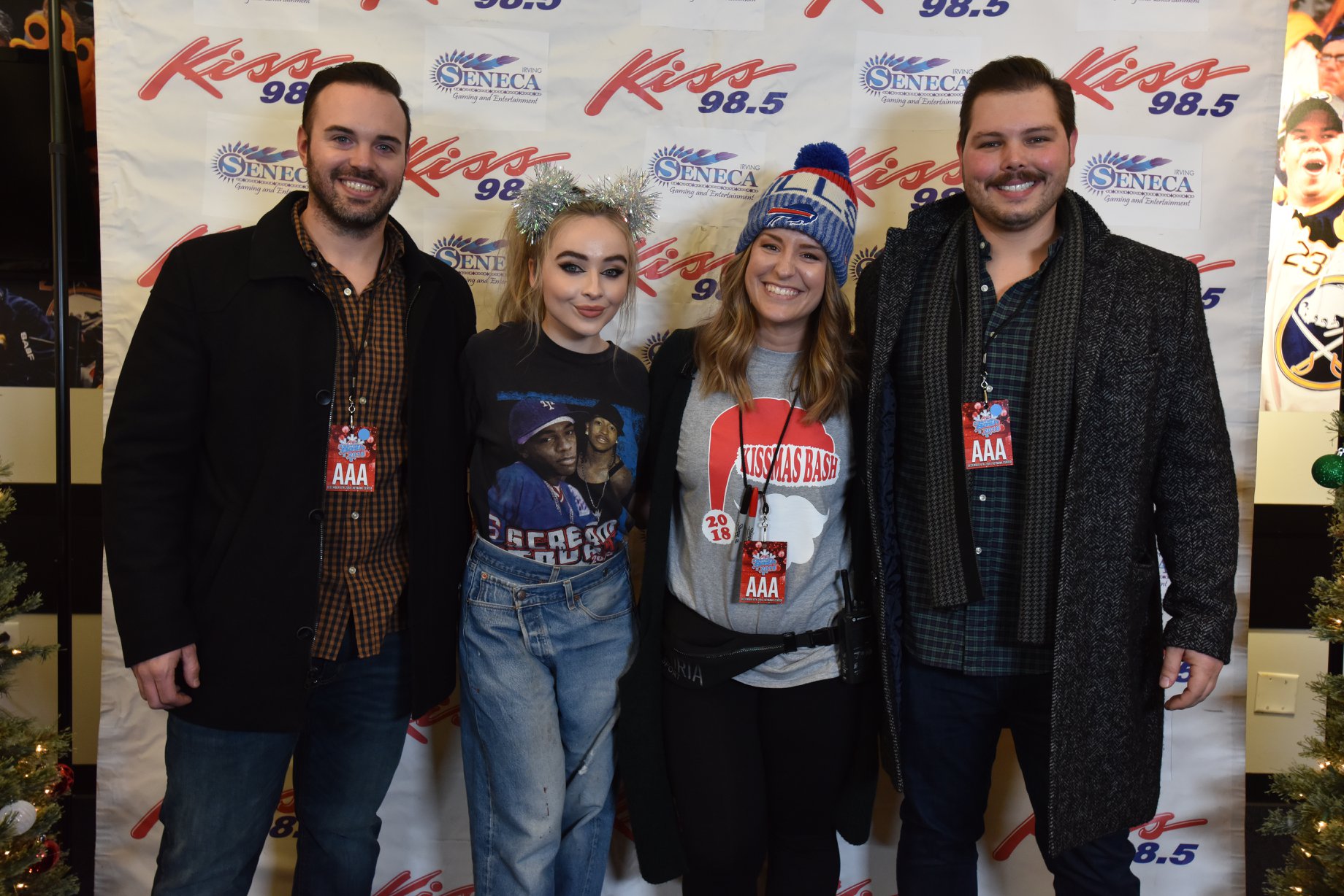 985-kissmas_032.jpg 985-kissmas_032.jpg