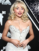 24-vmas-carpet_068.jpg