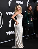 24-vmas-carpet_187.jpg