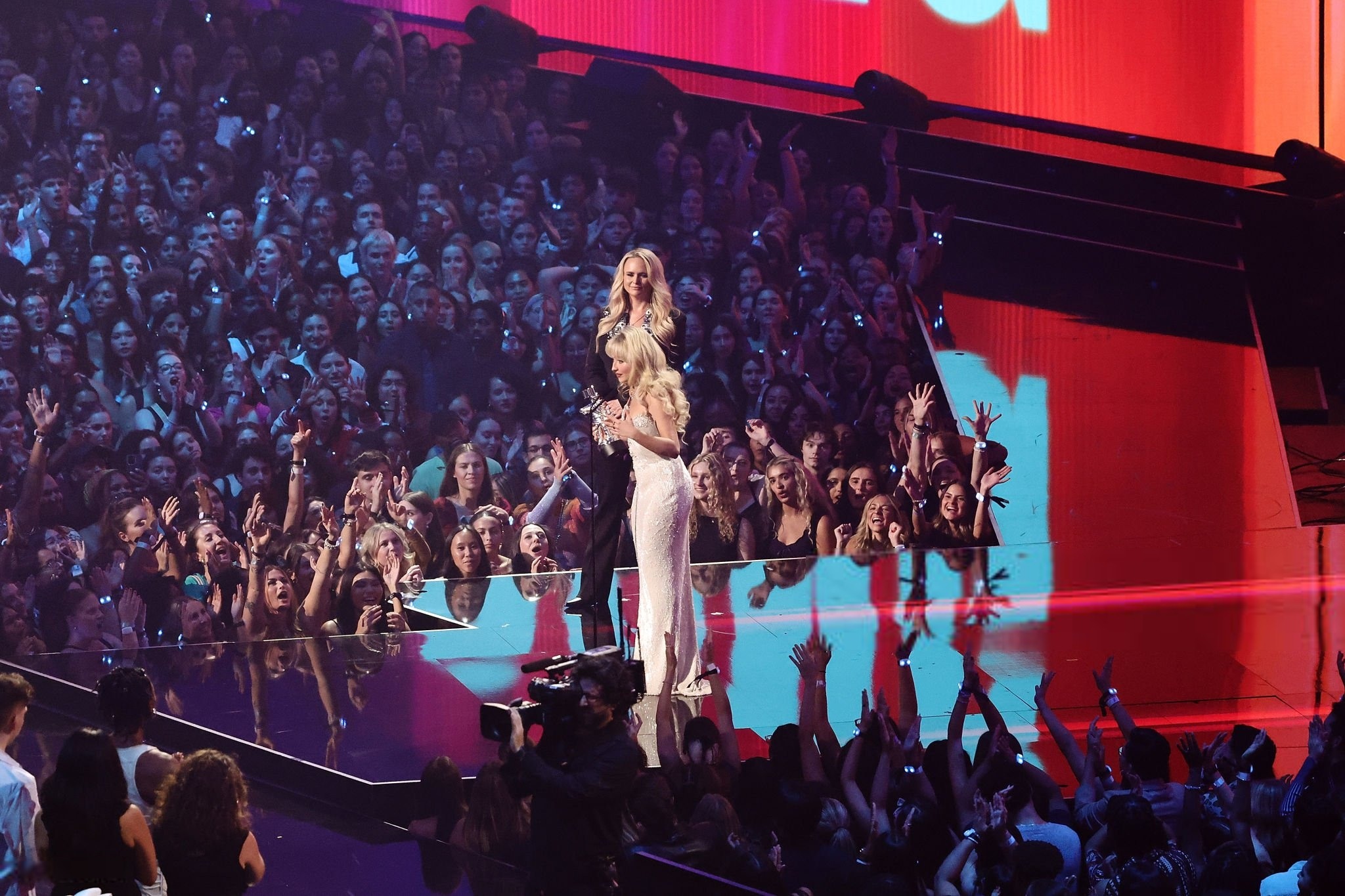 02-24vmas-show_025.jpg 02-24vmas-show_025.jpg