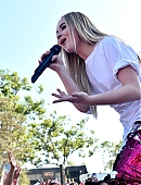 18-wangotango-vill-perf_015.jpg