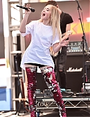 18-wangotango-vill-perf_022.jpg