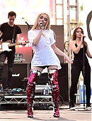 18-wangotango-vill-perf_023.jpg