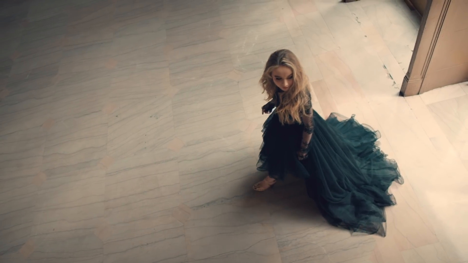 ewo-mvid_013.jpg ewo-mvid_013.jpg