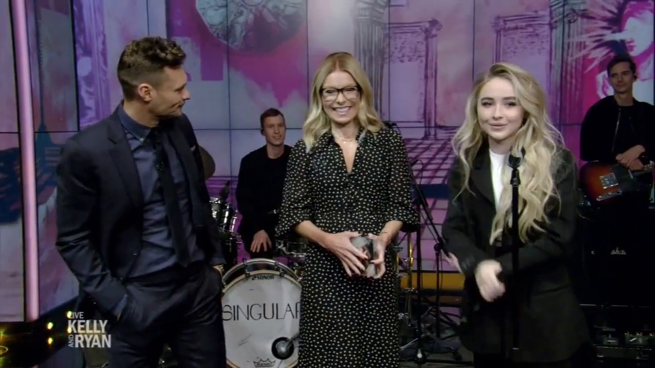 live-kelly-2018-11-09-interview_019.jpg live-kelly-2018-11-09-interview_019.jpg