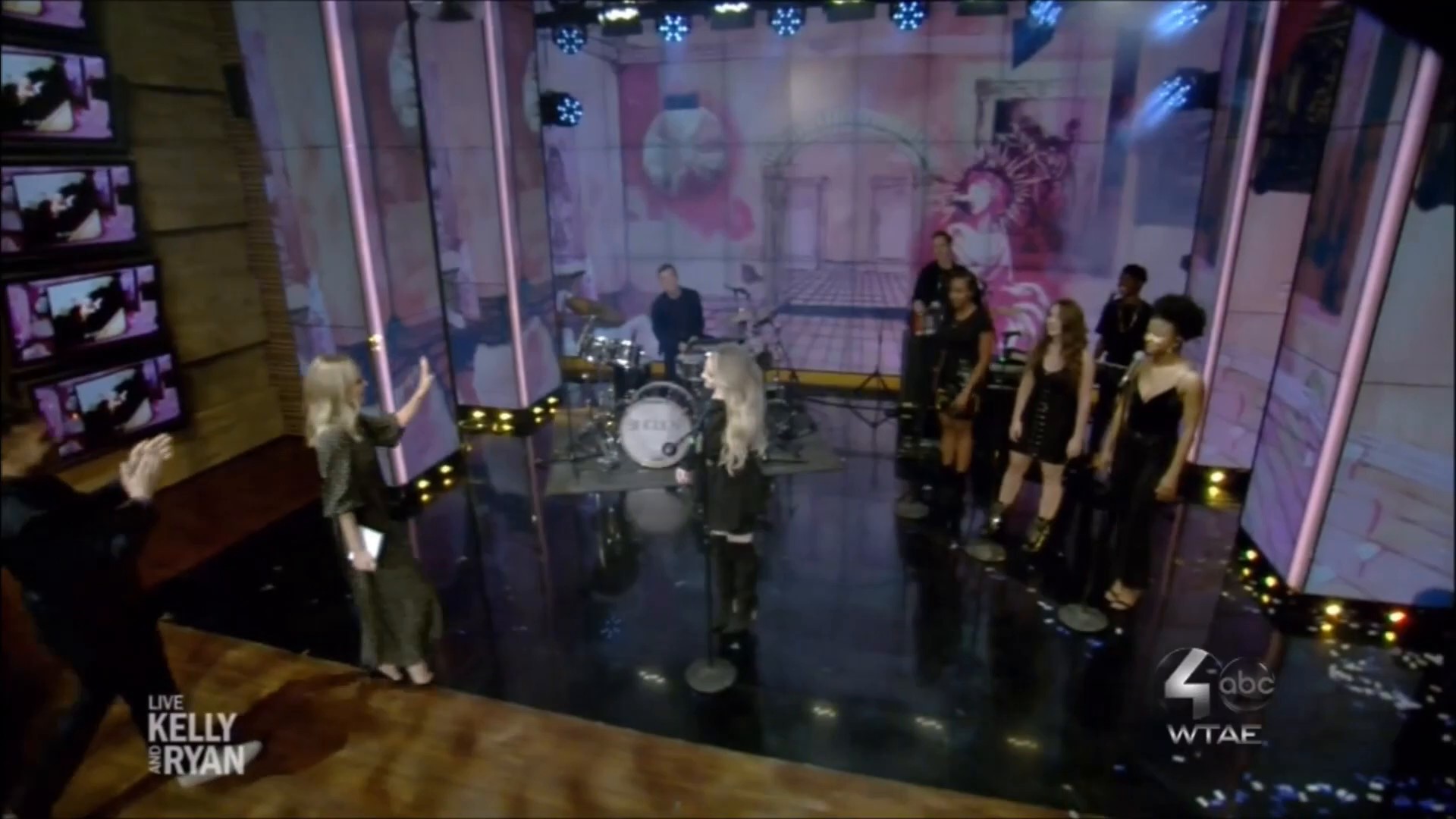 live-kelly-2018-11-09-perf_060.jpg live-kelly-2018-11-09-perf_060.jpg