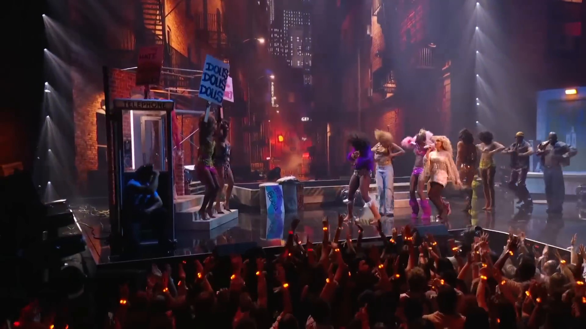 25vmas-perf-caps_054.jpg 25vmas-perf-caps_054.jpg