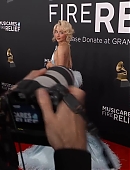 25grammys-carpet-caps_006.jpg